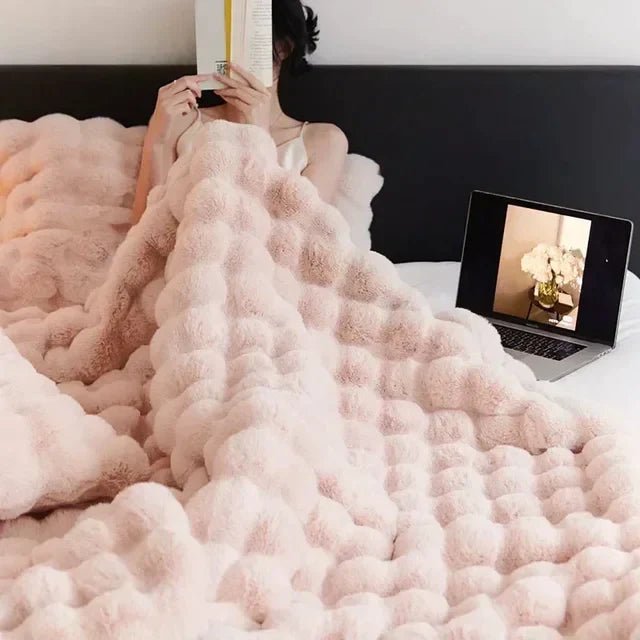 Portable Fluffy Faux Fur Blanket – Soft Fuzzy Throw Blanket for Sofa, Bed, Car & Travel, Anti-Pilling, White – VeluLuxe - Nalani - Fashion Clothing and Decor